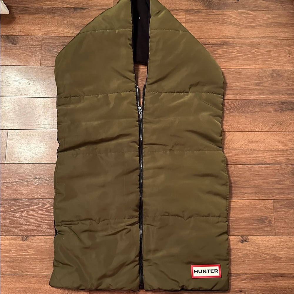 Hunter unisex quilted zip front scarf with pockets in green